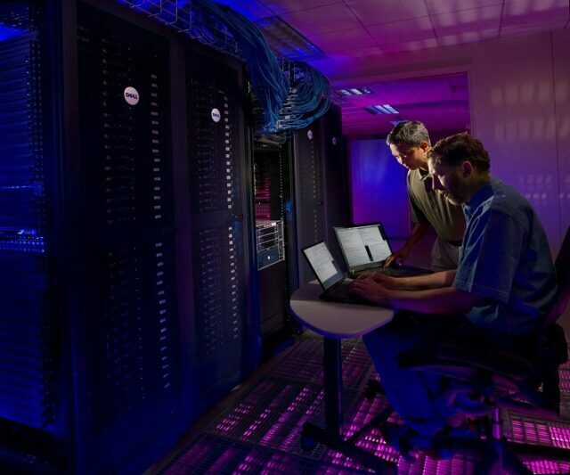 Difference Between Dedicated Hosting and Cloud Hosting Difference Between Dedicated Hosting and Cloud Hosting
